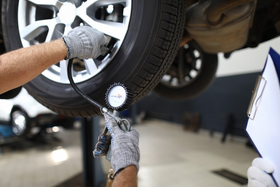 Mounting tyres